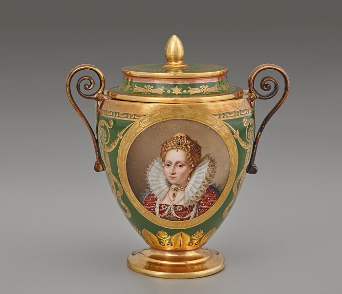 Sugar bowl and cover (pot à sucre à pied anse volute couvert) with portraits of Elizabeth I (1533-1603) and Mary, Queen of Scots (1542-1587) Slider Image 2